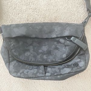 Lululemon Black Camo all night festival bag 5L